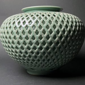 韓国人間文化財 (人間国宝) 【初代柳海剛(柳根瀅)】 秀逸作 高麗青磁 二重透彫大花瓶 共箱